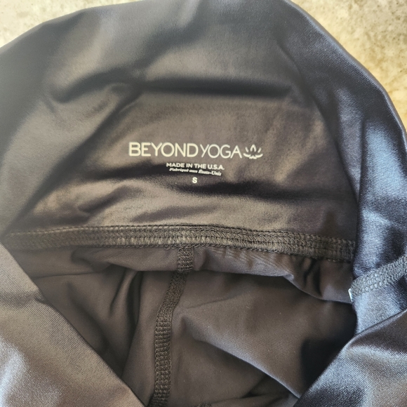 BEYOND YOGA GLOSS LEGGINGS - Picture 11 of 13